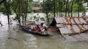 باران‌های موسمی هند و بنگلادش حدود ۱۰ میلیون نفر را با بحران رو به رو کرد + تصاویر