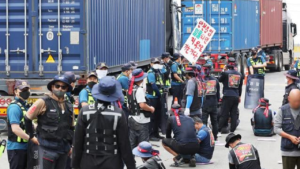 کامیون‌داران کره‌ای اعتصاب خود را تشدید می‌کنند