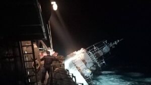 واژگونی کشتی تایلندی هنگام گشت زنی در میان طوفان/ ۳۱ ملوان ناپدید شدند