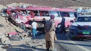 ۳۱ کشته و زخمی در تصادف جاده‌ای در پاکستان